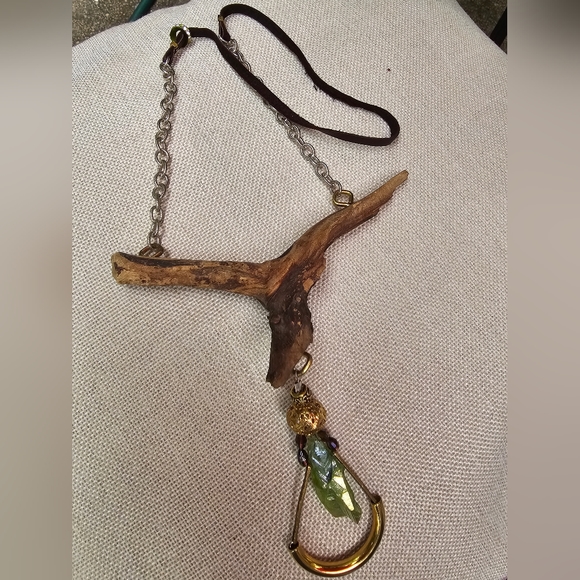 Wood and crystal point necklace - Picture 3 of 3